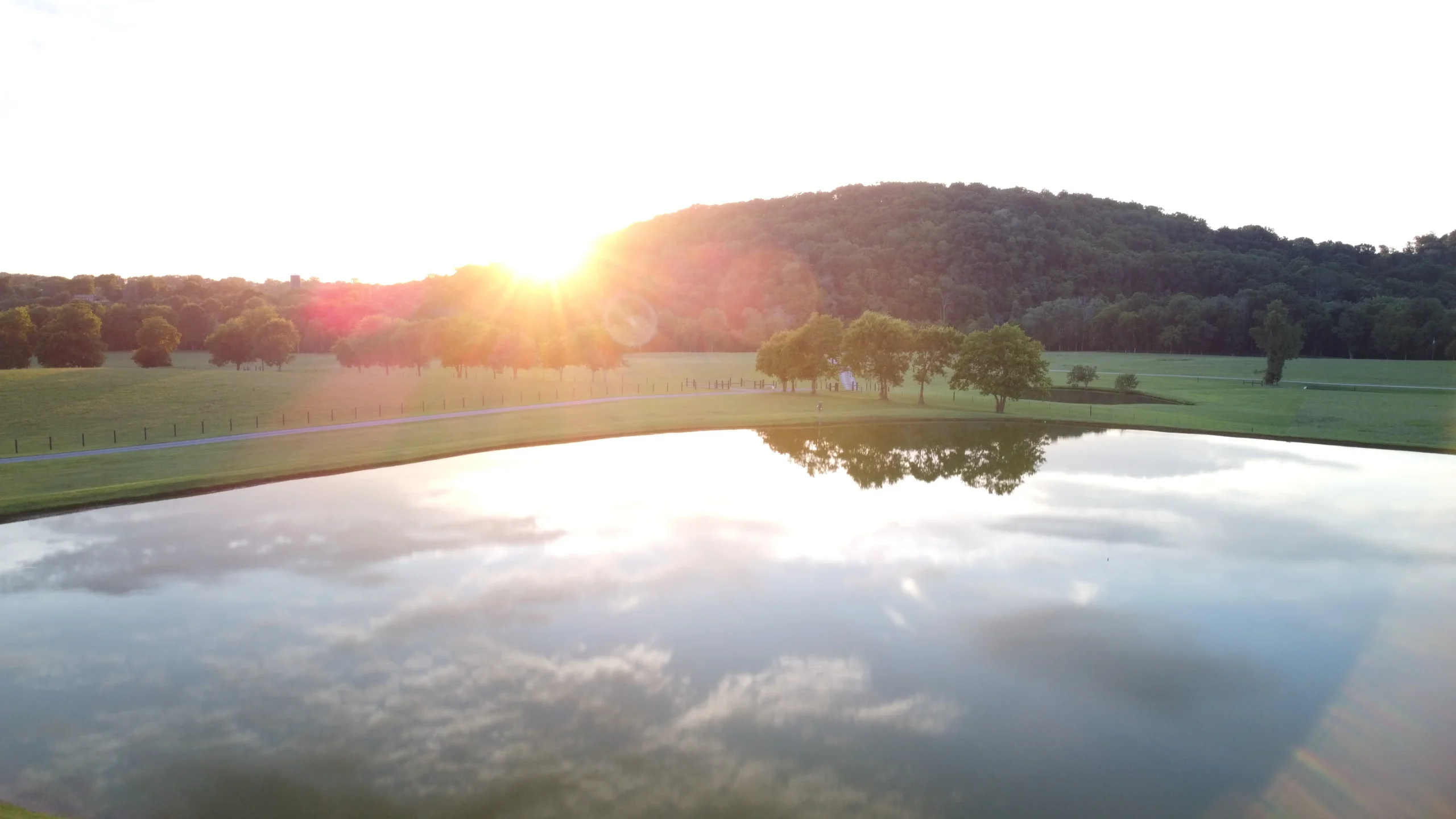 The Lakeside Spot: Serenity by the Water - Riverbend Ranch