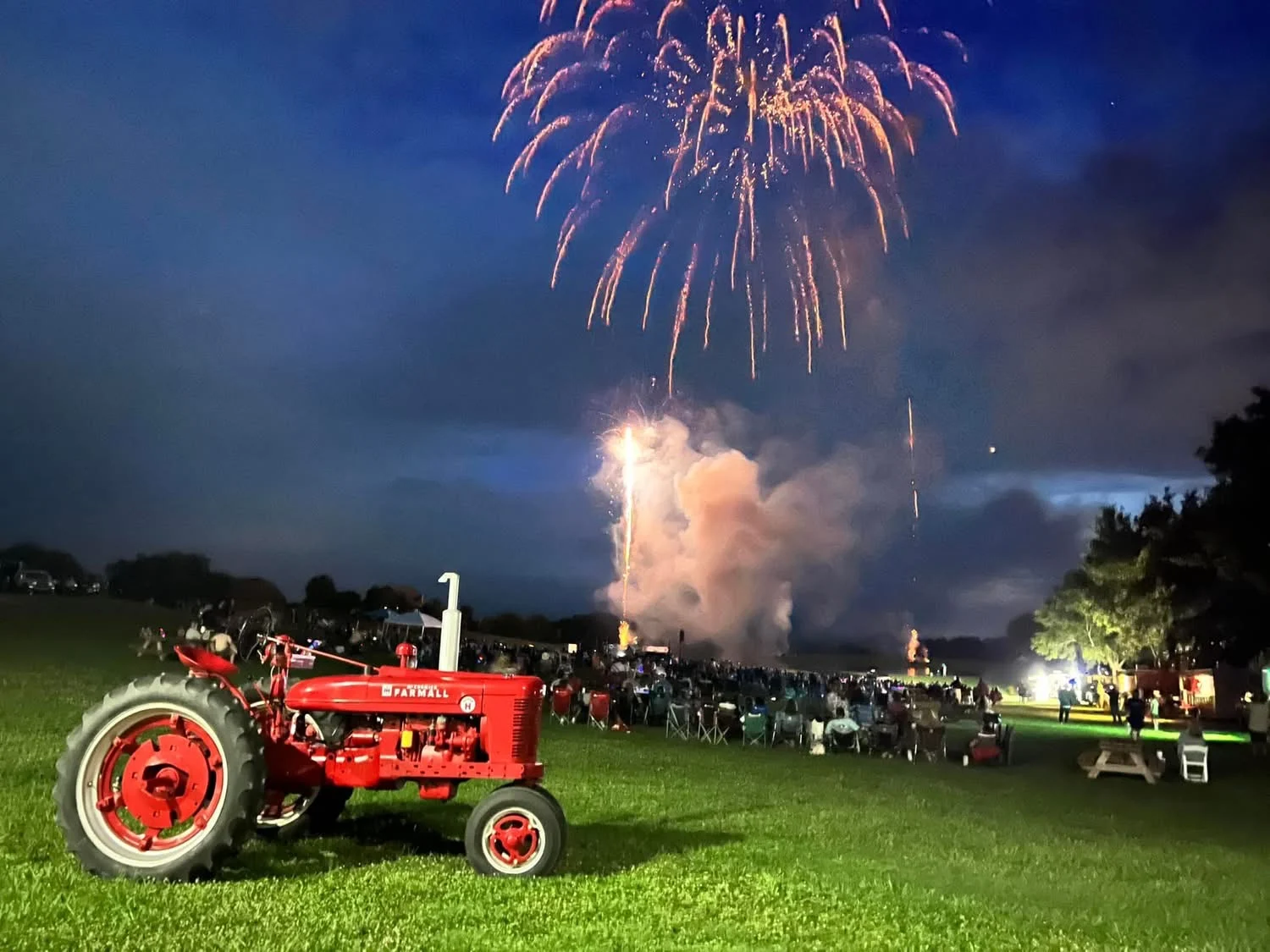 How Riverbend Ranch Wows Wedding Guests With Fireworks Near Franklin